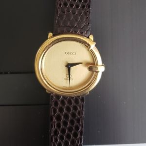 Gucci vintage watch scratch on the back last picture Price Firm